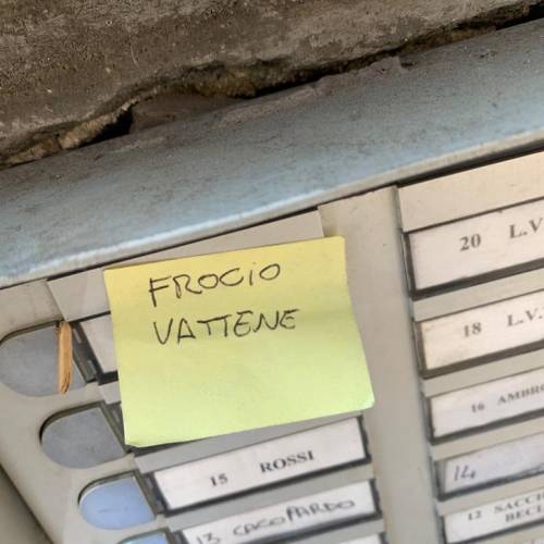 "Fr... vattene": scritta omofoba sul citofono di Luca Tommassini